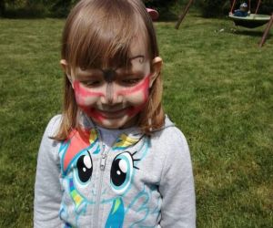 Dziewczynka z motylem namalowanym na twarzy