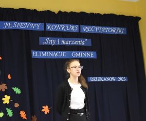 Zdjęcie przedstawia recytującą dziewczynkę.