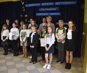 Zdjęcie przedstawia wszystkich uczestników konkursu oraz komisję.