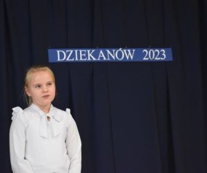 Zdjęcie przedstawia recytującą dziewczynkę.