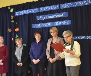 Zdjęcie przedstawia jury czytające wyniki konkursu.