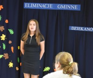 Zdjęcie przedstawia recytująca dziewczynkę.