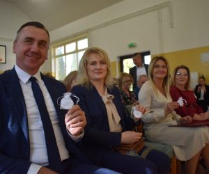 Zaproszeni goście prezentują znaczki pamiątkowe z okazji dwustulecia szkoły