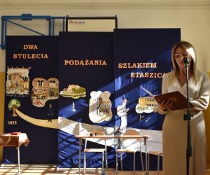 Pani dyrektor szkoły wygłasza przemówienie