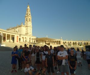 Uczniowie przed Bazyliką Matki Boskiej Różańcowej w Fatimie