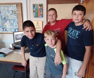 Czterej chłopcy - dwóch Polaków i dwóch Portugalczyków - wygłaszają prezentację na języku angielskim