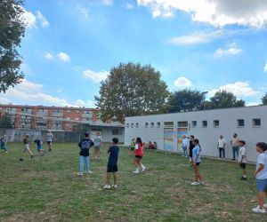 Uczniowie polscy i portugalscy rozgrywają mecz siatkówki
