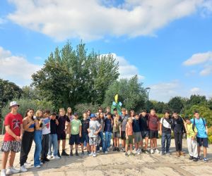 Uczniowie polscy i portugalscy przy wejściu na farmę ekologiczną