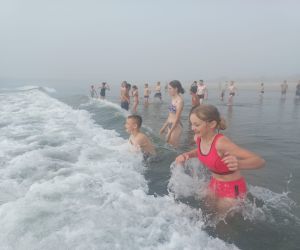 Uczniowie kąpią się w Oceanie Atlantyckim na plaży Cabedelo