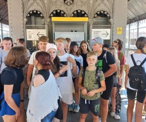 Uczniowie na tarasie widokowym w Lizbonie