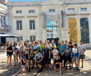 Uczniowie przy Kaplicy św. Rocha w Lizbonie