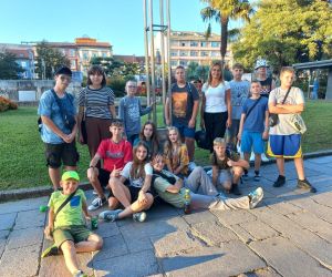 Uczniowie przy ogrodach w Bradze