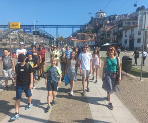 Uczniowie idą ulicami Villa Nova de Gaia, dzielnicy Porto