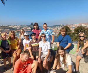 Uczniowie na punkcie widokowym w Porto