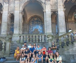 Uczniowie na schodach Katedry Se do Porto