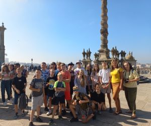 Uczniowie na placu przy Katedrze Se do Porto