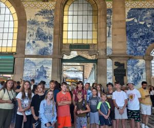 Uczniowie na zabytkowym dworcu kolejowym w Porto