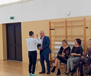 Wręczenie medalu Nagroda specjalna  ,,Dyrektor na szóstkę