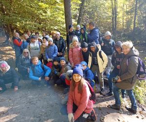 Uczniowie i opiekunowie na  Szlaku Szumów nad Tanwią.