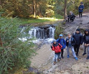 Grupa uczniów przy wodospadzie Jeleń.