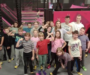  Zdjęcie grupowe uczniów w parku trampolin.