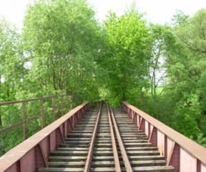 Most kolejowy, w tle zielone drzewa