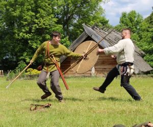 Dwaj mężczyźni w strojach gockich wykonują pokaz walki wręcz