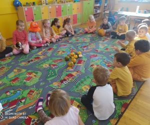 dzieci siedzą w kole