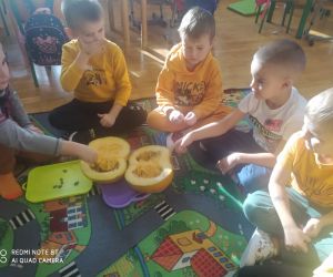 dzieci wyciągają z dyni miąższ i degustują pestki dyni