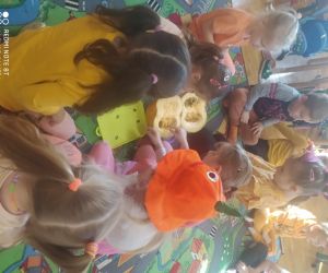 dzieci oglądają dynię i wyciągają pestki