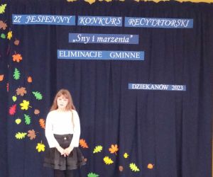Uczennica klasy IV w trakcie recytacji utworu(1)