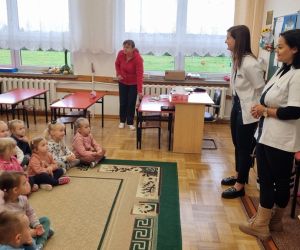 Panie Centrum Audika opowiadają przedszkolakom o swojej pracy