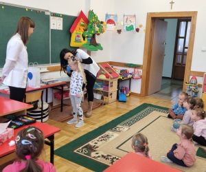 Pani sprawdza dziecku przewód słuchowy za pomocą otoskopu