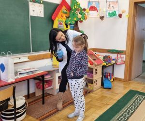 Pani bada przewód słuchowy u dziecka za pomocą otoskopu