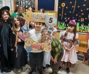 Uczniowie pozują  w fotoramce