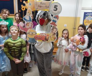 Nauczycielka w stroju wilka pozuje w fotoramce