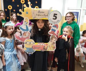 Uczennica w przebraniu pozuje do zdjęcia w fotoramce