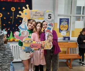 Uczennice w bajkowej fotoramce pozują do zdjęcia