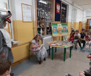 Uczennica czyta bajkę 