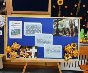 Gazetka na szkolnym korytarzu