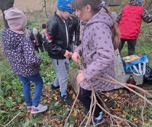 Uczniowie porządkują mogiłę