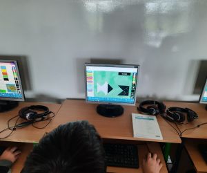 Uczniowie bawią się w kodowanie