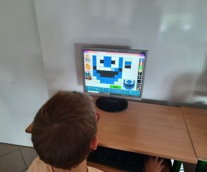 Uczniowie bawią się w kodowanie