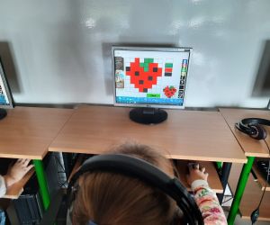 Uczniowie bawią się w kodowanie