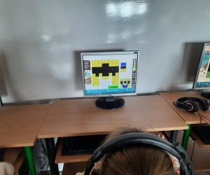 Uczniowie bawią się w kodowanie