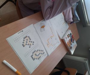 Uczniowie kodują na kartkach