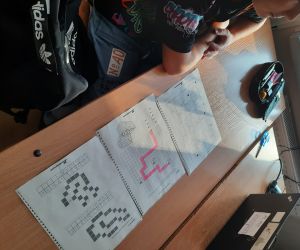 Uczniowie kodują na kartkach