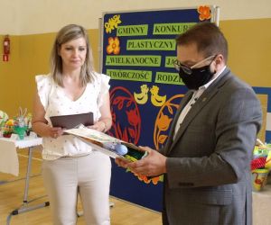 Sekretarz Gminy wygłasza przemowę. Obok nauczycielka przedszkola