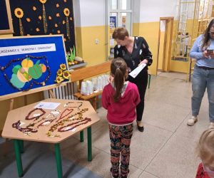 Nauczycielka wręcza uczennicy dyplom i nagrodę