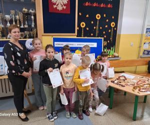 Nauczycielka i laureaci konkursu